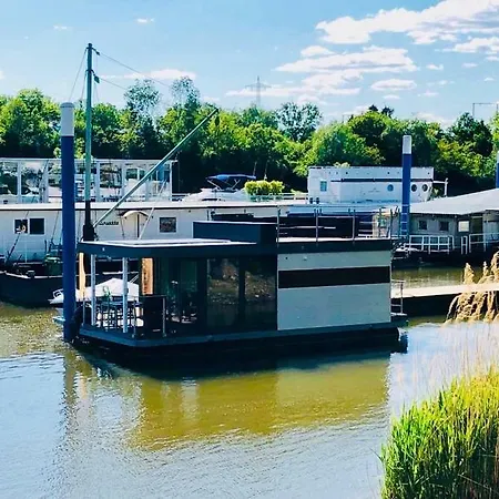 Ботель Houseboat Villa.nautica *